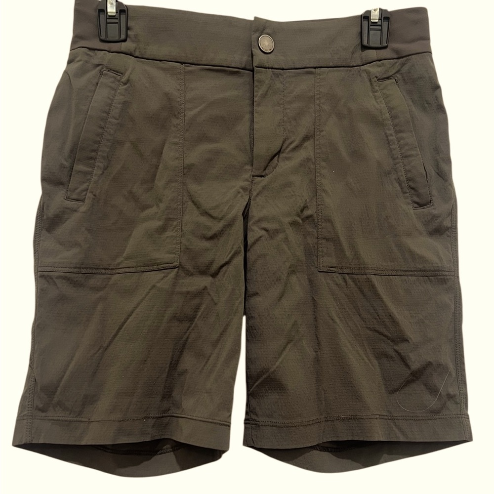 Athleta Trekkie Bermuda 2.0 women’s 2 Army green pocketed shorts